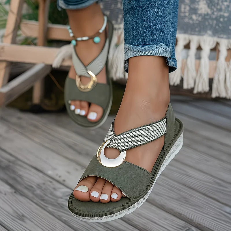 Marlenia™ | Platta sandaler med metallspänne
